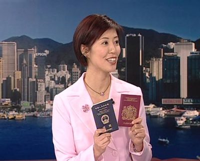 圖文:李彤拿出兩代護(hù)照做比較